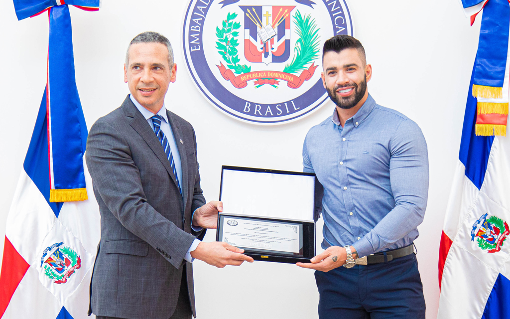 Gusttavo Lima é condecorado em Brasília pelo Embaixador da República Dominicana