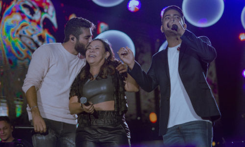 Mãe de Marília Mendonça canta “Estrelinha” com Henrique & Juliano em show