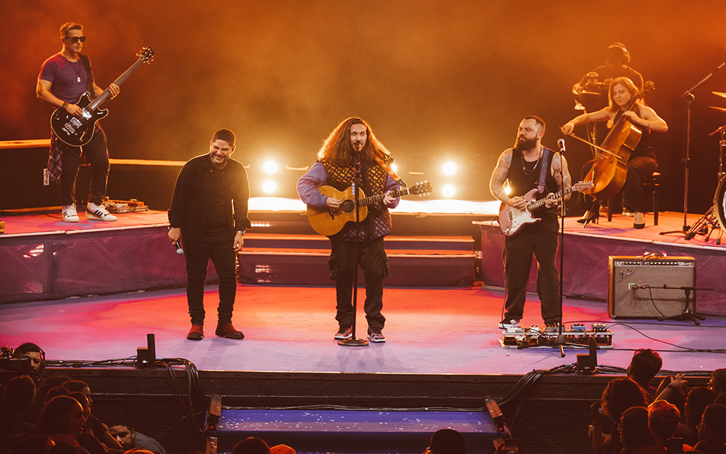 Ao lado da dupla Jorge e Mateus, Vitor Kley apresenta o primeiro single