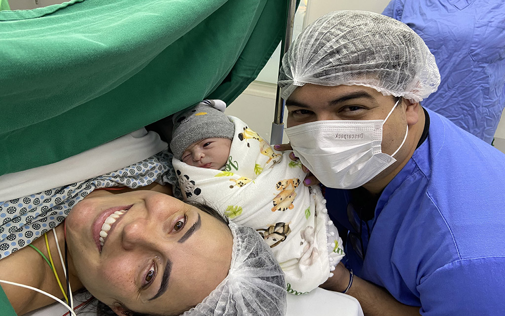 Lucas Akira, dupla com seu irmão Fábio, celebra a chegada do primeiro filho
