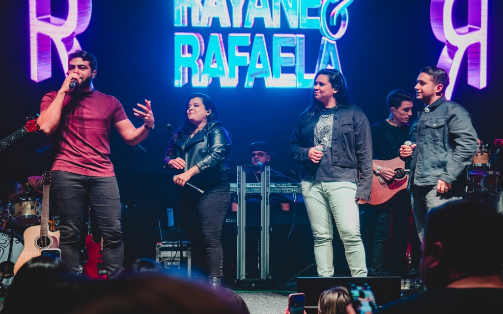 Henrique & Juliano aparecem de surpresa em show de Rayane & Rafaela em São Paulo