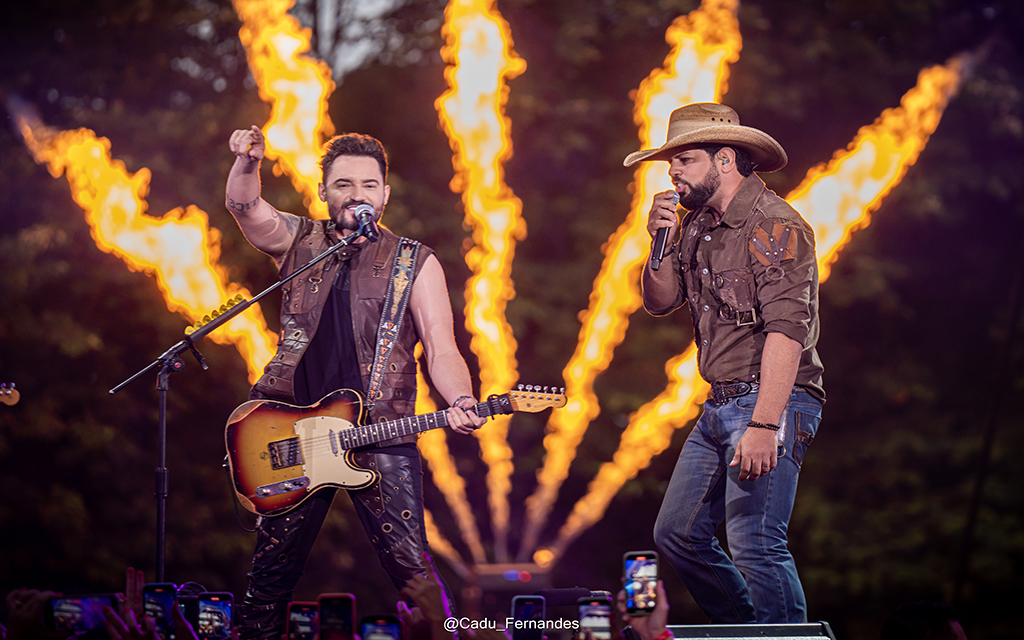 Tarde única com show da dupla Fernando e Sorocaba e open churras premium no Brahma Valley