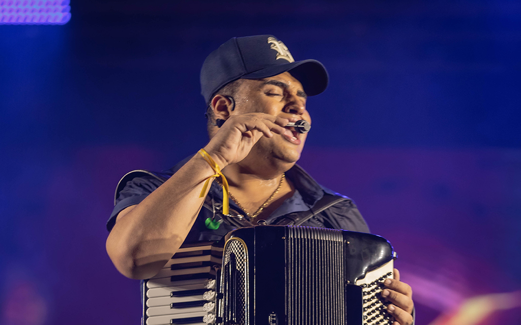 Tarcísio do Acordeon apresenta seu novo trabalho: "Tome Forró"