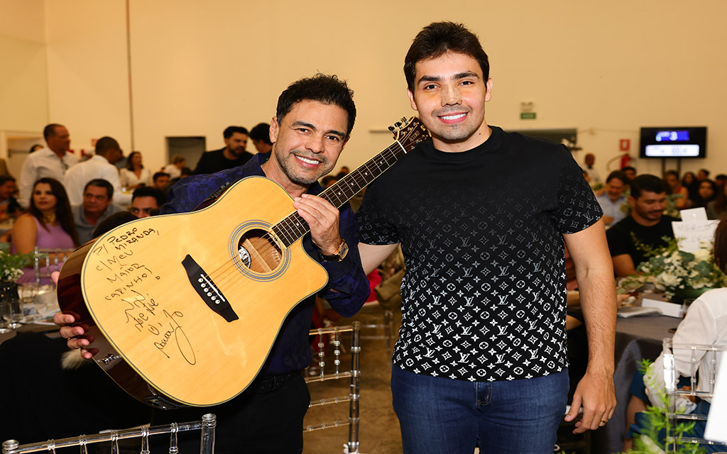 Violão autografado pelo cantor Zezé Di Camargo é arrematado por R$ 90 mil