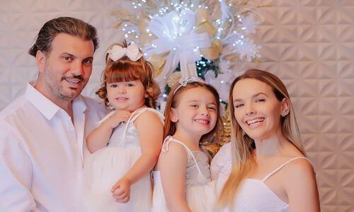 Thaeme celebra 9 anos de união com Fábio Elias e reúne família em sessão de fotos natalinas
