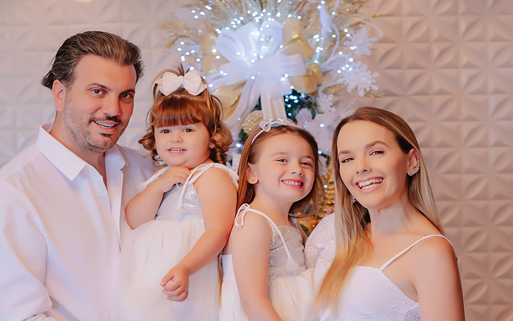 Thaeme celebra 9 anos de união com Fábio Elias e reúne família em sessão de fotos natalinas