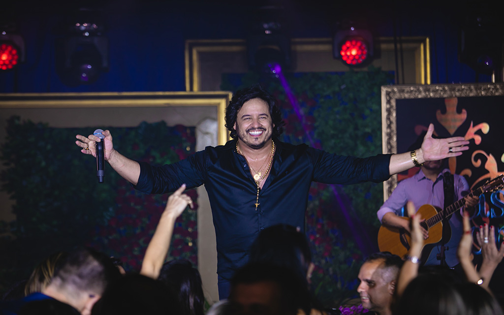 Paulinho Alabart apresenta show com as novas canções do projeto "Rosas e Amor"