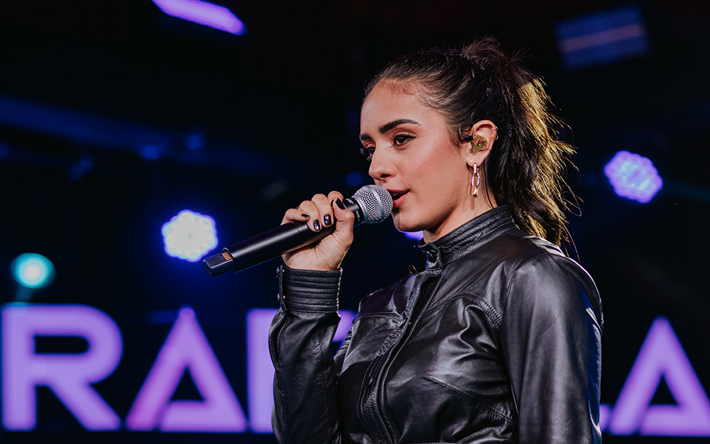 "Balde de Choro" é a primeira inédita da cantora