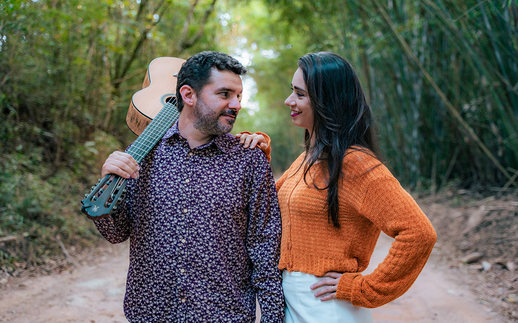 Duo Música de Interior é formado por Aniela Rovani (voz) e Rafael Cardoso (voz, violão, viola caipira)