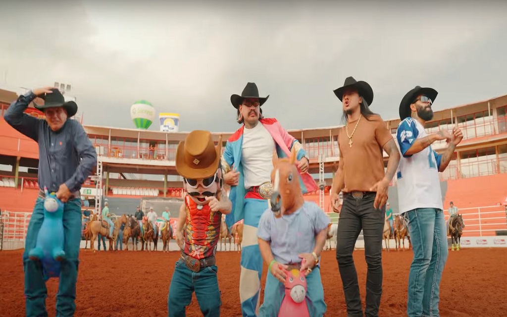 Artistas se divertem em cenas que misturam cenário do rodeio