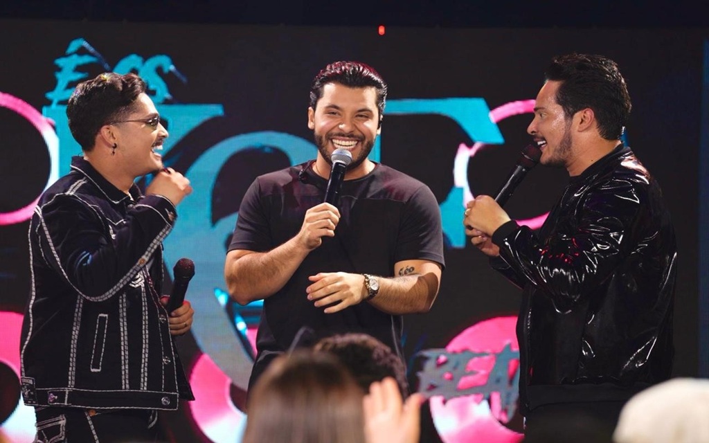 Kaique & Felipe realizam ação surpresa na Avenida Paulista para divulgar novo single com Murilo Huff