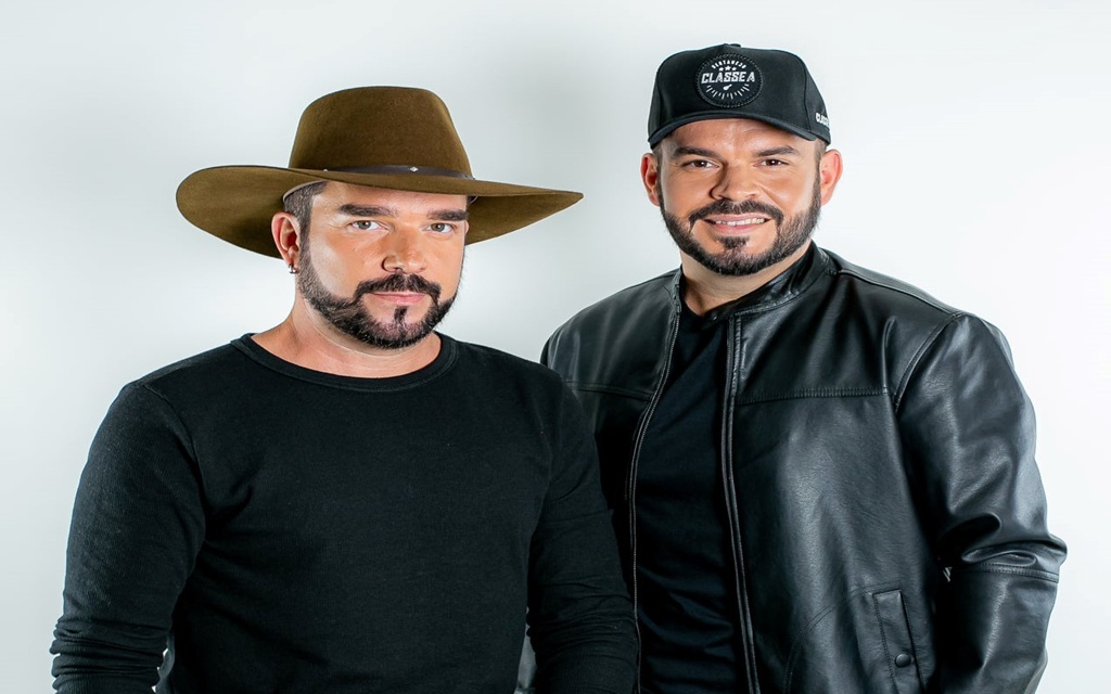Dupla está trabalhando a divulgação da música “Pensamento nada a ver”,