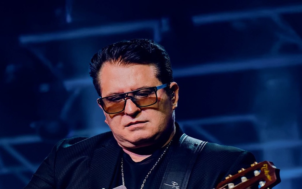 Cantor sertanejo caiu do palco, bateu a cabeça e levou pontos na testa; Bruno tranquilizou os fãs