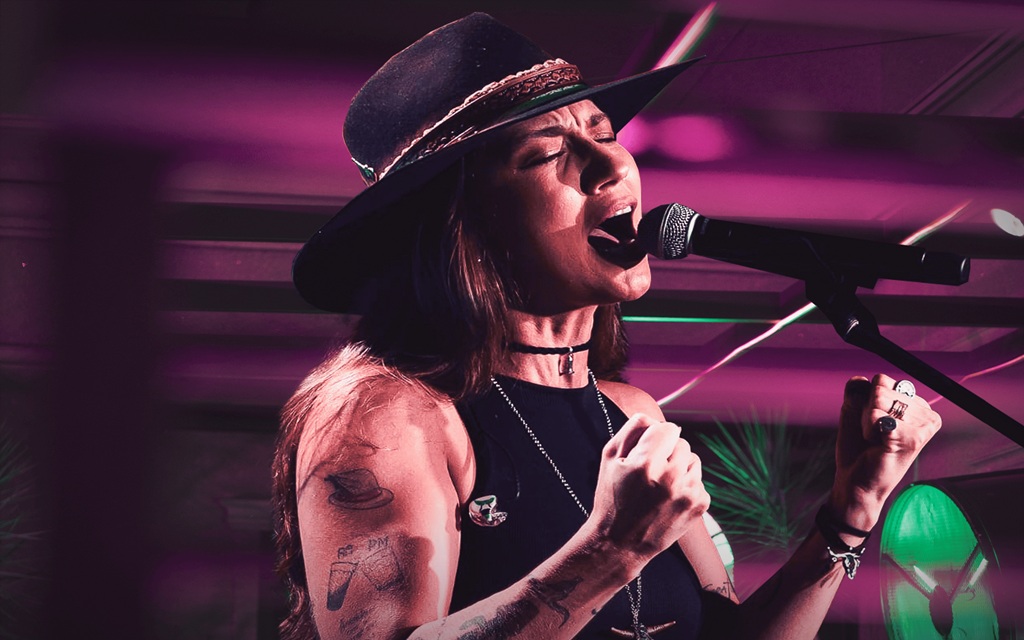 cantora imprime sua identidade em releituras de faixas consagradas do sertanejo ao pagode de viola