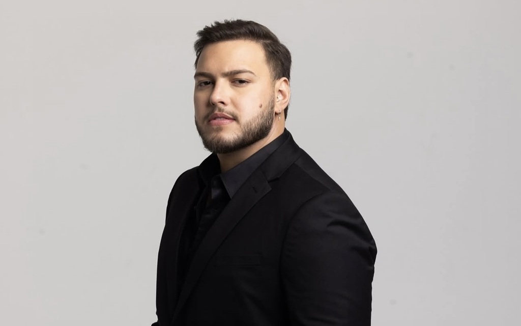 Cantor de diversos hits, entre eles a viral "Chega e Senta",