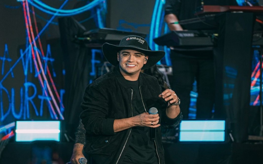 Cantor se apresenta pela primeira vez no evento