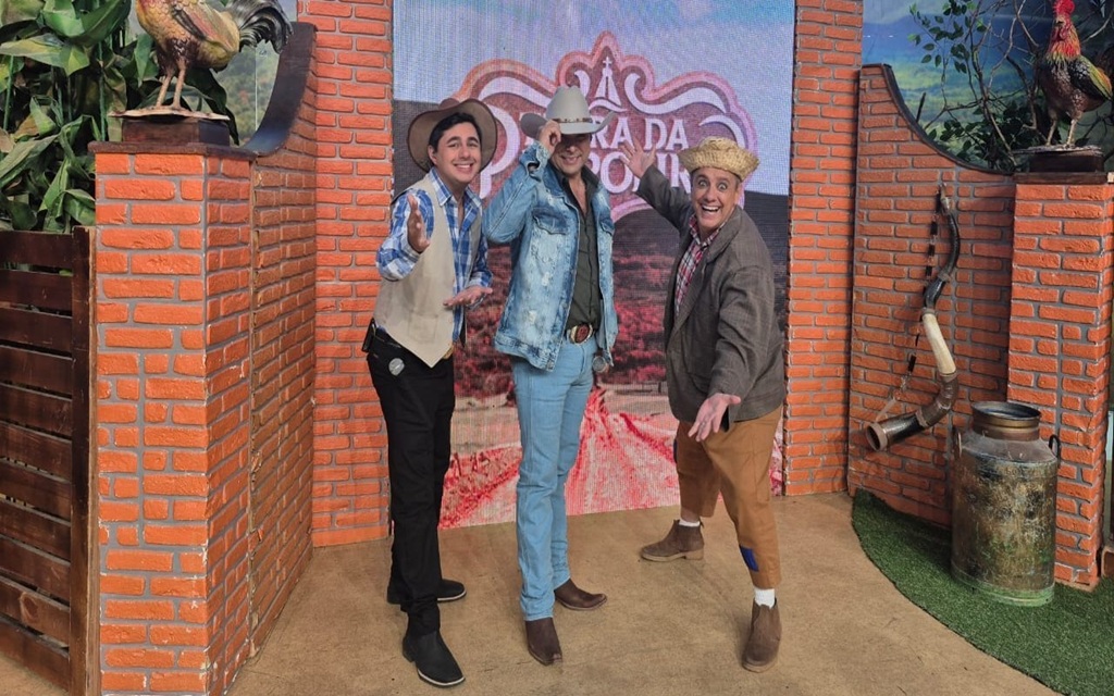 Kleber Oliveira e Tonho Prado visitam casa de famoso no “Terra da Padroeira” Outros destaques do programa são as duplas Delley e Dorivan e Caju e Castanha Neste domingo (27/7), às 9h, o “Terra da Padroeira” sai do palco por alguns instantes para uma visita especial. Kleber Oliveira e Tonho Prado vão mostrar onde e como vive um artista muito conhecido da música sertaneja. Mas só nesta edição de domingo é que o público da TV Aparecida vai descobrir de quem se trata no quadro "Terra Visita Especial". Outro destaque do “Terra” desta semana é a apresentação, no palco, da dupla Delley e Dorivan. Delley é considerado um dos melhores violeiros do país. Após algumas parcerias, ele segue com a dupla Delley e Dorivan desde o ano 2000, sendo no momento a quarta formação de Delley. Com 12 CDs gravados e um DVD, lançou grandes sucessos como “Estrada do Amor”, “Aconteceu Comigo” e “Pras Bandas de Cuiabá”. Tem ainda a participação de Caju e Castanha, que compõem uma das principais duplas da embolada de improviso do país. São mais de 40 anos de história e 28 discos lançados, apresentando-se pelo Brasil e pelo mundo, misturando cultura e arte com diversão. Caju e Castanha são os inovadores da embolada por serem abertos a participações especiais com artistas de todas as vertentes da música. "Embolam" com forró, cordel, coco e ciranda. E também com a MPB, o rock, o popular brega e até o hip-hop. Confira também: Sula Miranda é uma das atrações do “Terra da Padroeira” no domingo Já no quadro "Vozes da Terra" estarão a dupla Luma & Nathi e a cantora Micarla, o qual busca valorizar os clássicos da música sertaneja com grandes talentos da nova geração musical. Luma e Nathi são primas e viralizaram nas redes sociais pela união perfeita de vozes que, inicialmente, era apenas uma brincadeira. A partir disso, formalizaram uma dupla em que Luma é a primeira voz e Nathi a segunda, e juntas, resgatam modas de viola com arranjos inovadores e, também, músicas mais modernas, nas quais colocam sua identidade e talento. Atualmente lançaram um audiovisual com nove músicas, com destaque para a canção autoral “Superei”. E Micarla, cantora e compositora, é apaixonada pela música sertaneja e natural de Duque de Caxias (RJ). Ela iniciou a carreira aos 13 anos e, em 2021, lançou um EP intitulado “I Love Sertanejo”. Ganhou destaque nas redes sociais, interpretando grandes sucessos. Atualmente, lançou um DVD composto por 30 faixas, que resgatam grandes clássicos sertanejos. São músicas de sua autoria: "Tome juízo", "Me valorizei", "Amiga que é parça", entre outras. “Terra da Padroeira”, domingo, às 9h Outros destaques do programa são as duplas Delley e Dorivan e Caju e Castanha