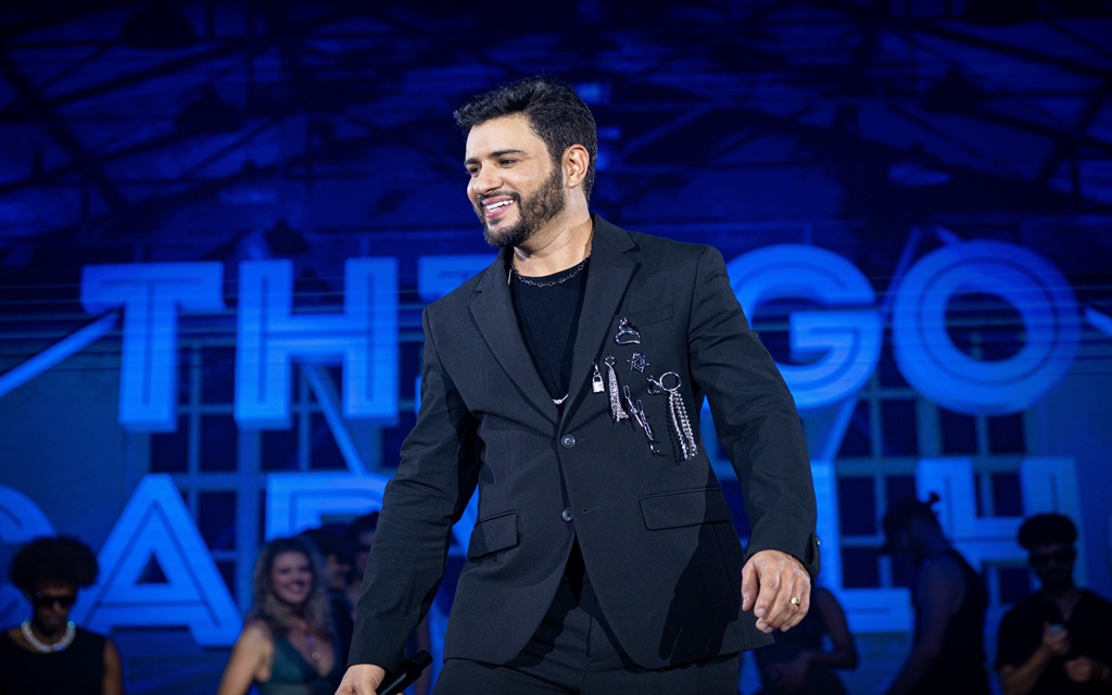 Apadrinhado por Leonardo, cantor faz show no Palco Amanhecer