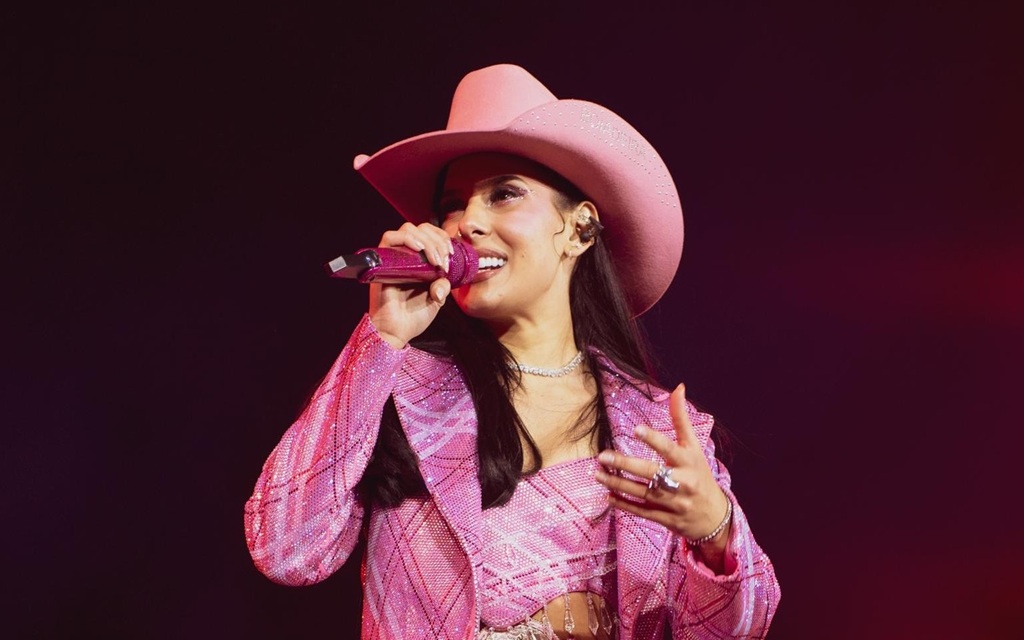 Com arena lotada, cantora agitou a noite com seus sucessos