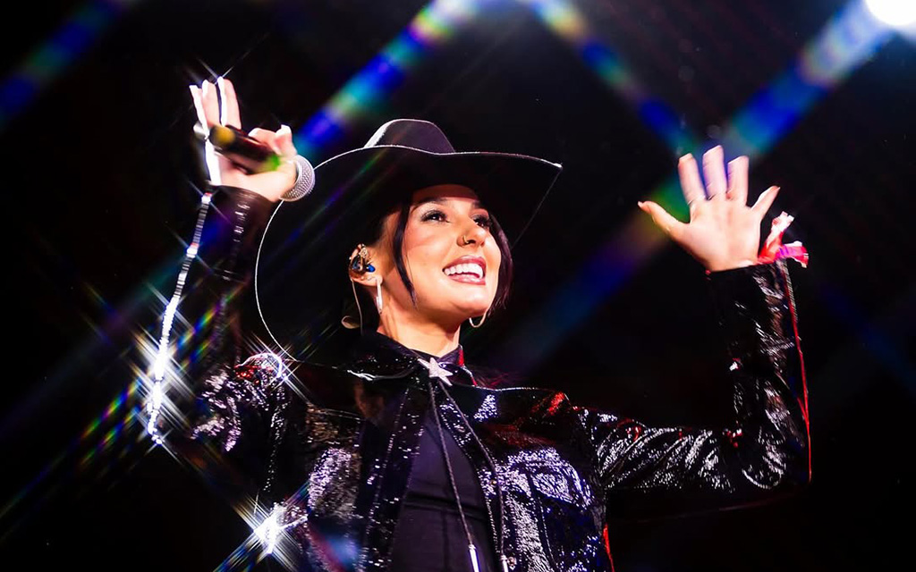 Com sua energia, carisma e repertório de sucessos, a cantora promete uma experiência inesquecível