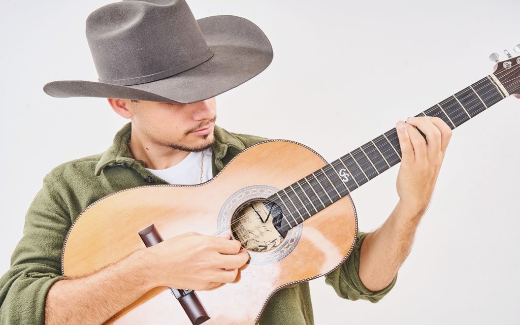 Faixa mistura a essência do sertanejo raiz com batidas modernas