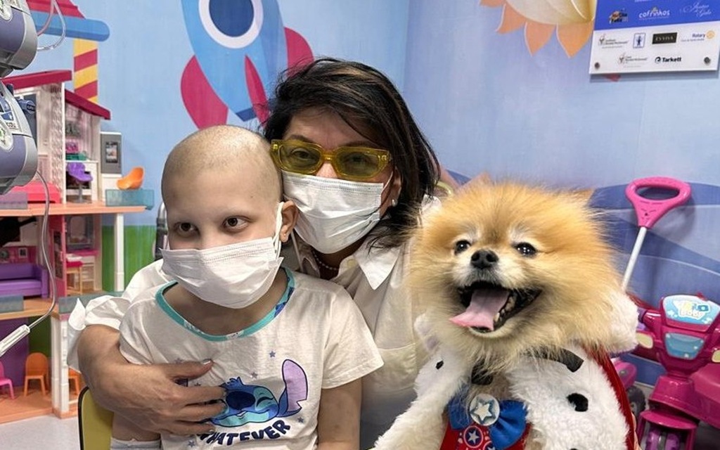 Cantora leva carinho e esperança a pacientes do Hospital Mário Covas