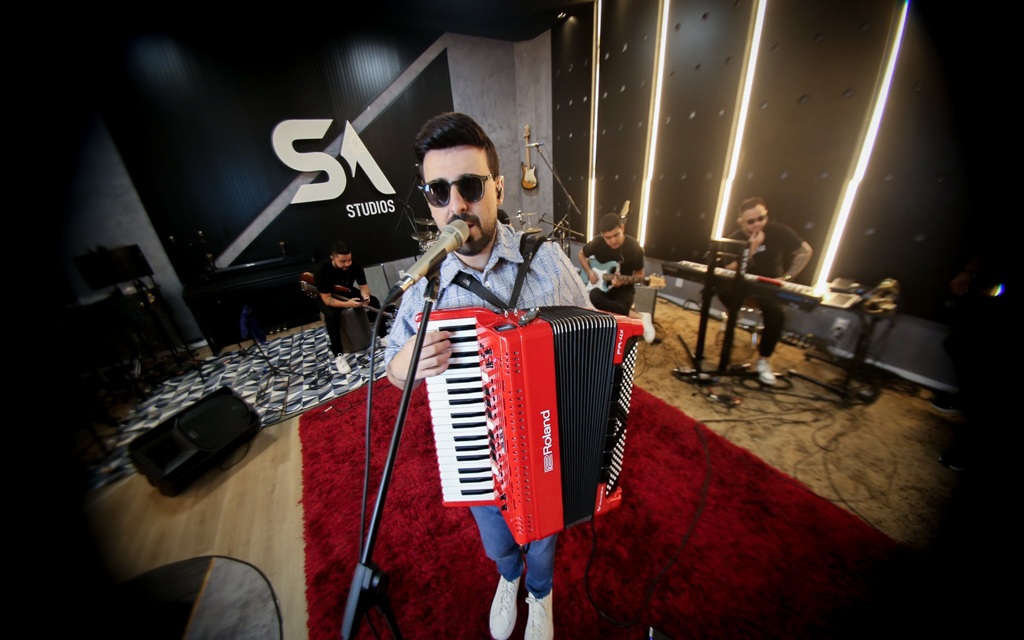 Conhecido por unir tradição e modernidade no forró, o artista apresenta um repertório vibrante