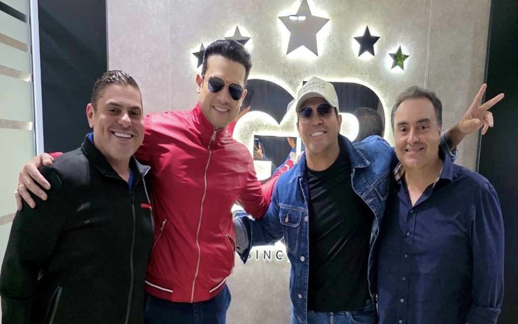 Dupla celebra união com os empresários Alex Calil e Augusto Castro