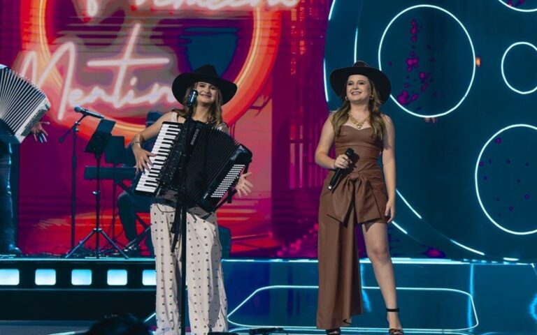 Fenômeno na internet, Thalita e Eliza cantam no Terra da Padroeira