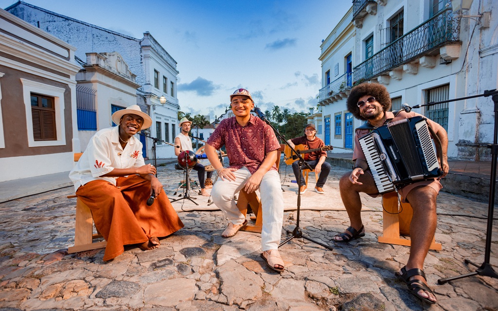 Cada palco que o Dominguinho pisa vira encontro, vira abraço, vira história