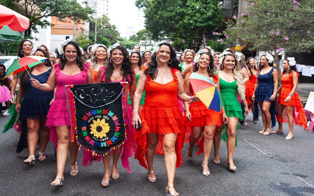 Formado exclusivamente por mães, o bloco virou referência no pré-carnaval da capital mineira