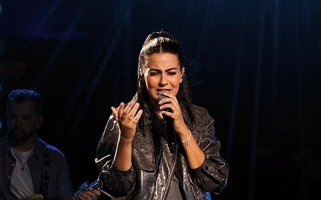 Compositora, aposta de Henrique & Juliano, Bia Frazzo lança primeiro DVD da carreira gravado a céu aberto em Salvador
