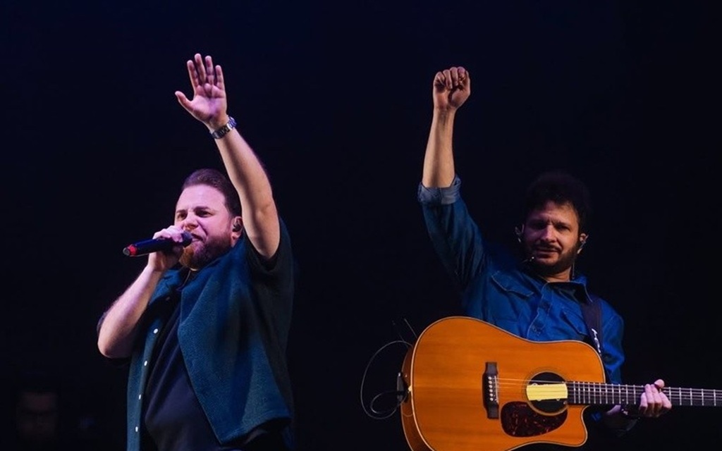 Vivendo uma nova fase artística, Luiz Cláudio & Giuliano sobem ao palco levando um repertório marcado por canções que atravessam a trajetória
