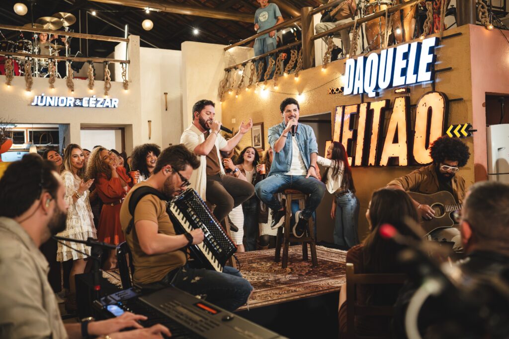 Em ritmo de lançamento, a dupla Júnior & Cézar chega com o último clipe do primeiro EP