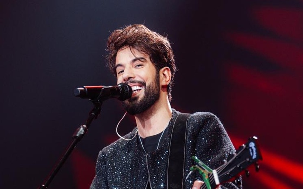 Com 52 músicas TOP1 Brasil e 12 bilhões de streams como compositor, o cantor Raffa Torres apresenta “Casais Trocados