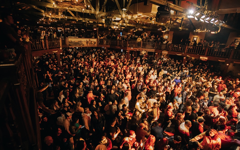 Considerada a principal casa sertaneja da América Latina, atraindo semanalmente cerca de 10 mil pessoas