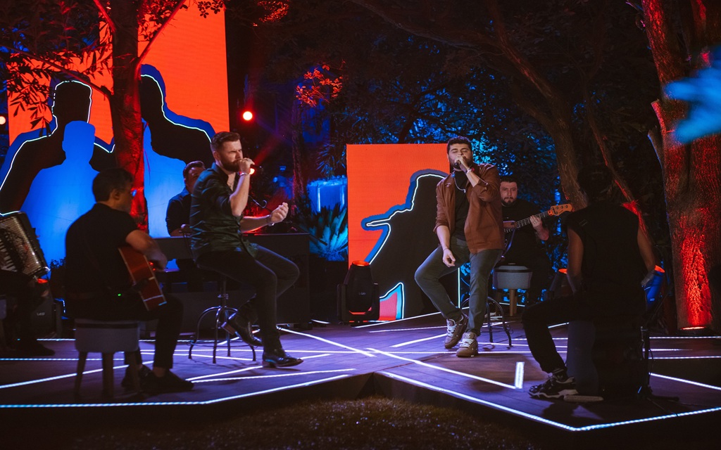 grande destaque deste último lançamento é a faixa inédita “Câmera da Frente