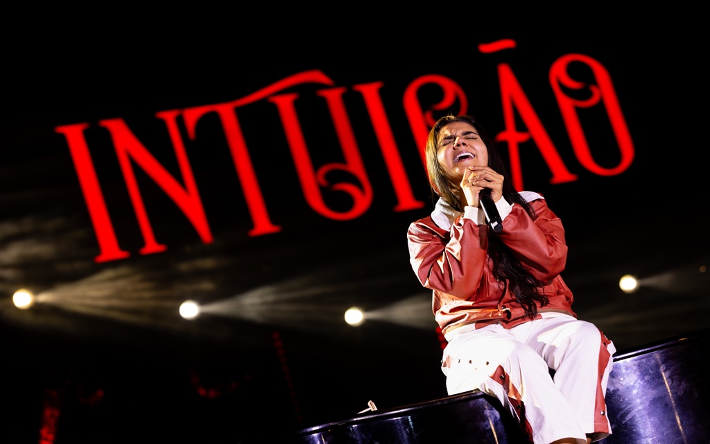 Yasmin Santos lança “Intuição Vol.2” e aposta no romantismo de “200 Anos” como símbolo de amor para a vida inteira