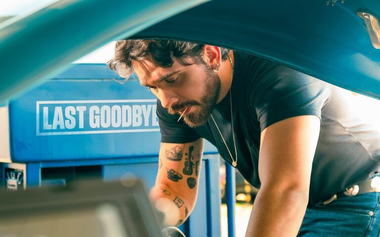 Gustavo Mioto apresenta ao público o clipe de “Last Goodbye” em rede nacional