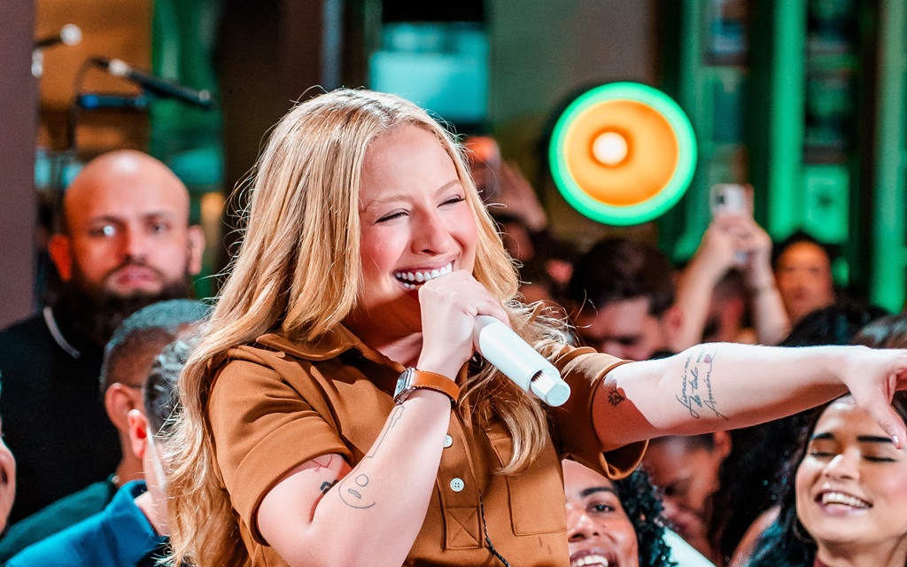 Mari Fernandez transforma a cidade onde tudo começou em palco com a nova gravação do “Mari No Barzinho”