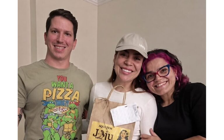Naiara Azevedo se emociona ao conhecer história de fã e presta homenagem durante show em São Joaquim da Barra (SP)