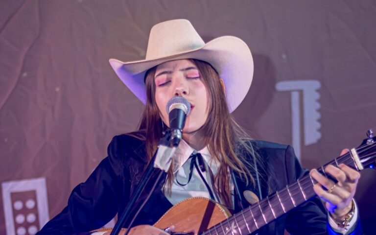 Maria Beatriz resgata a música raiz por meio da viola e da sanfona