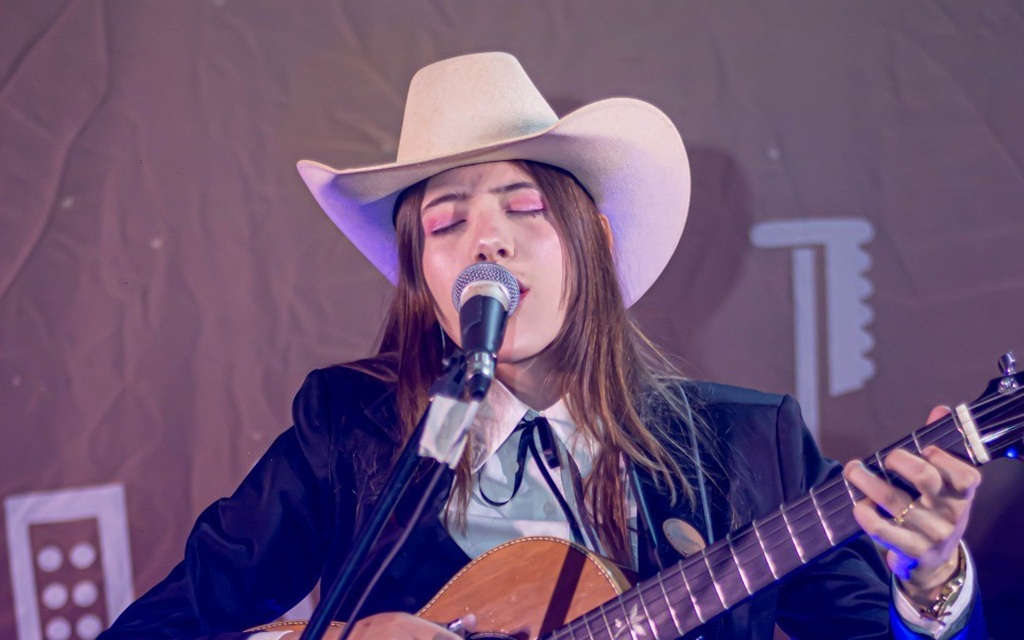 Maria Beatriz resgata a música raiz por meio da viola e da sanfona