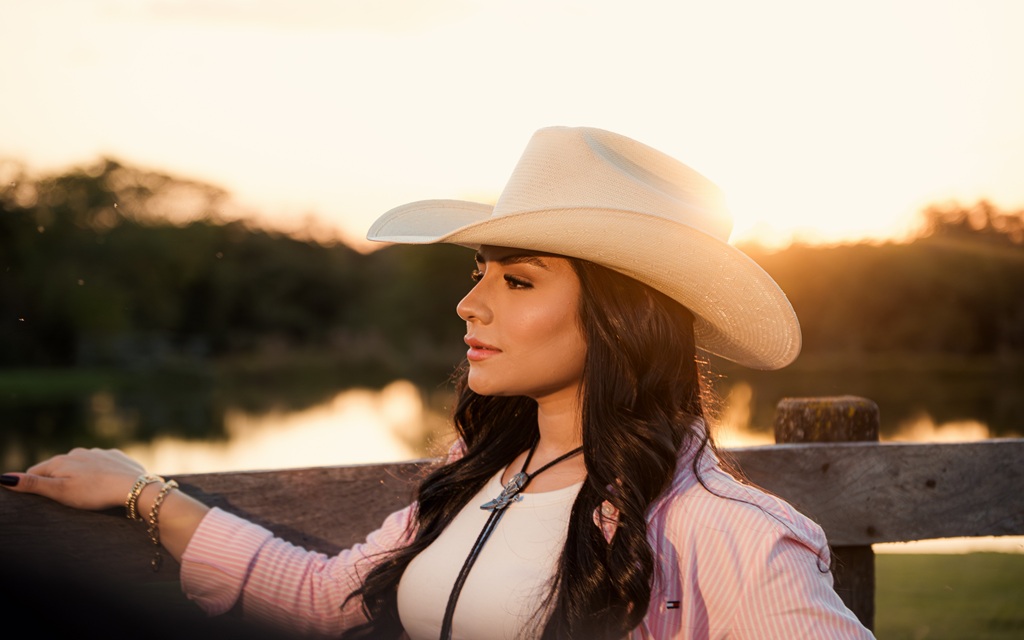Às vésperas de Barretos, Fiorella aposta na estética agronejo em “Cowboy” e amplia seu repertório