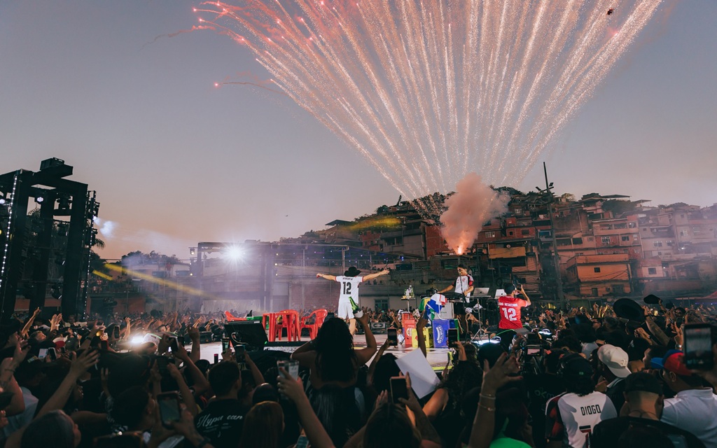 Natanzinho Lima reúne milhares de pessoas e transforma o Complexo do Alemão em palco para gravação do DVD “Favela Ao Vivo”