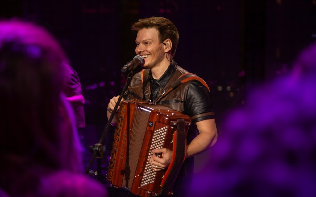 Michel Teló lança novo álbum “Sertanejinho do Teló 2” com show especial em Barretos