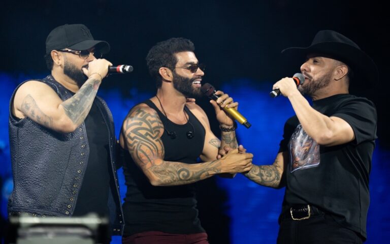 Gusttavo Lima anuncia parceria com Diego & Victor Hugo durante show no Camaru, em Uberlândia