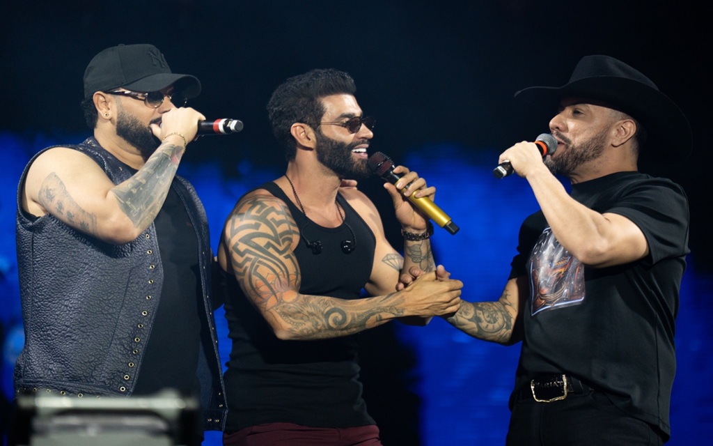 Gusttavo Lima anuncia parceria com Diego & Victor Hugo durante show no Camaru, em Uberlândia