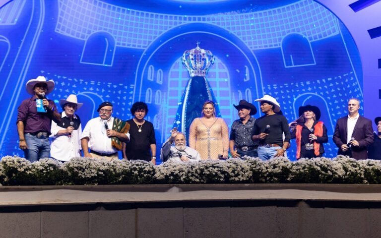Canções de Ouro relembra show com Padre Antonio Maria e famosos do sertanejo