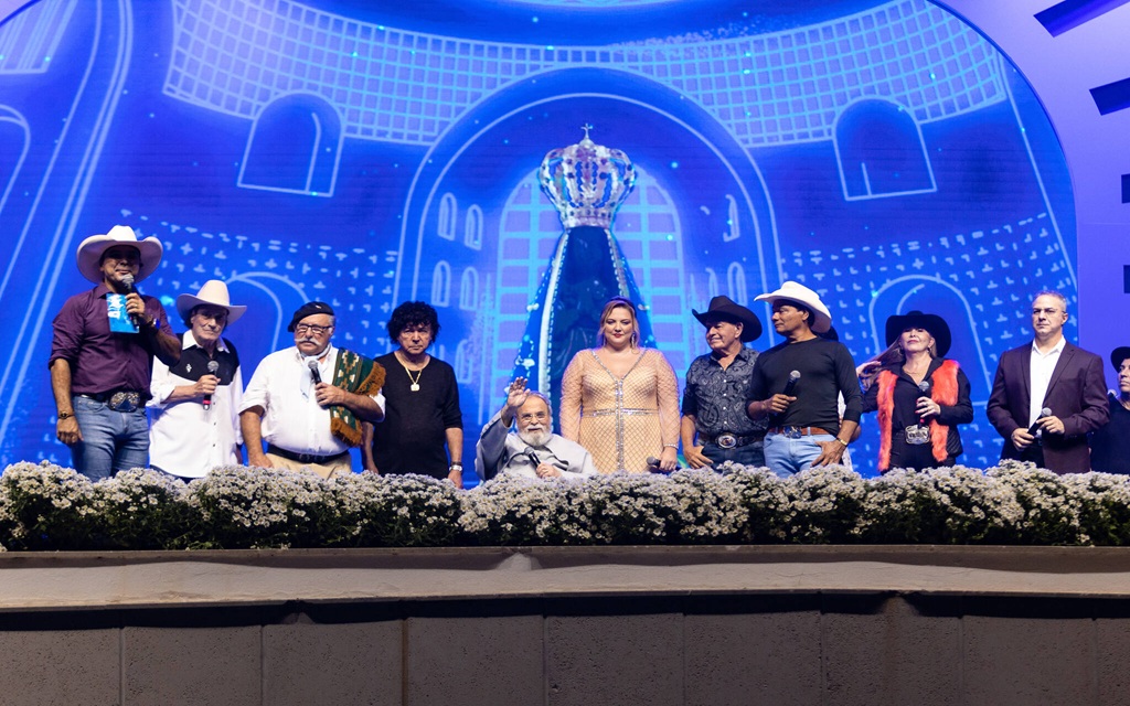 Canções de Ouro relembra show com Padre Antonio Maria e famosos do sertanejo